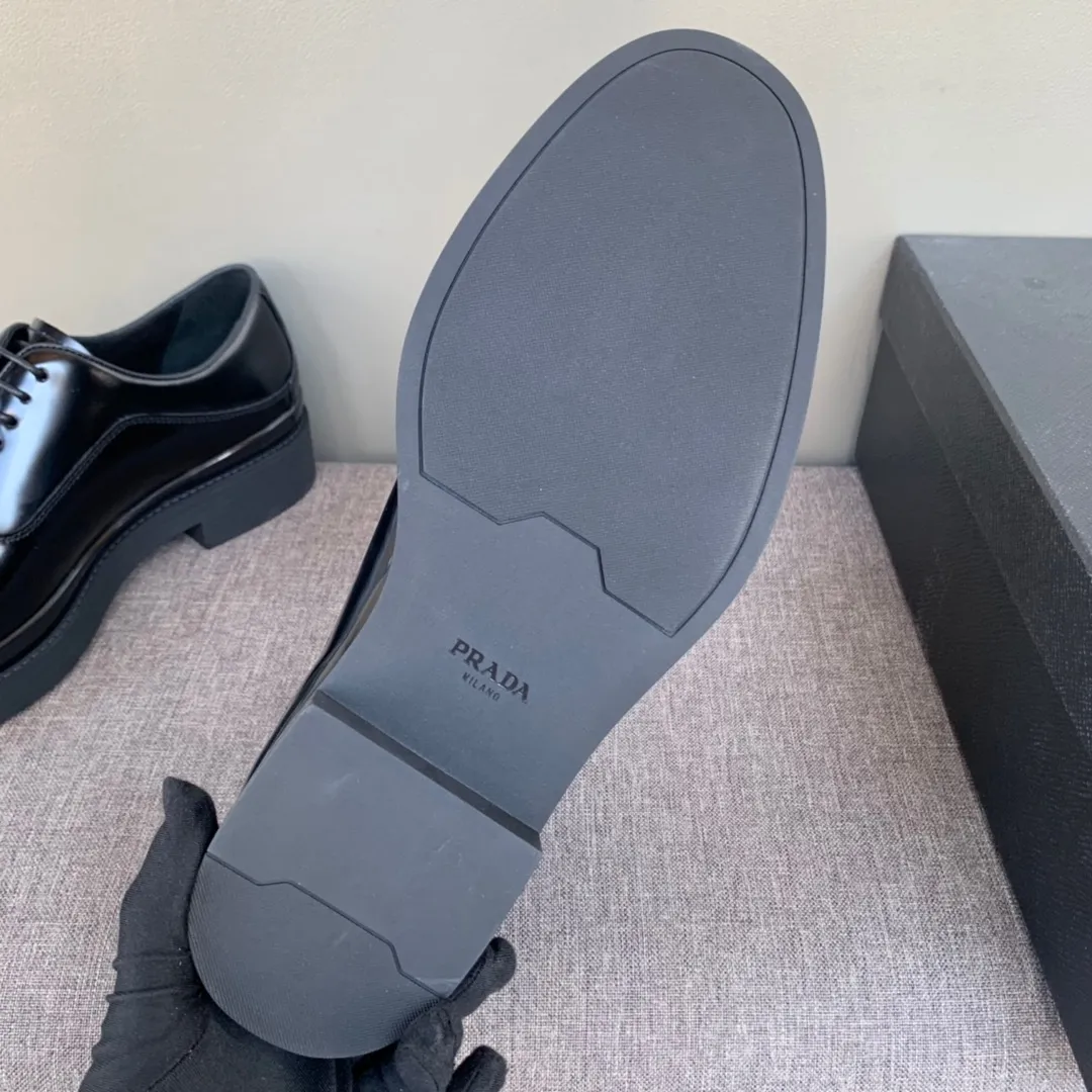 Men's shoes 💰860 💰Best recommendation✨PRADA Prada's top purchasing quality Imported color-brushed edge beads on the uppers Carved toe design Cowhide lining Private molded TPU outsole Non-slip, wear-resistant and elastic Fashionable and versatile Black 39-44 in stock (38, 45 custom-made, non-refundable)
